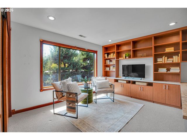 5672 S RIVERPOINT Ln, Portland, OR 97239