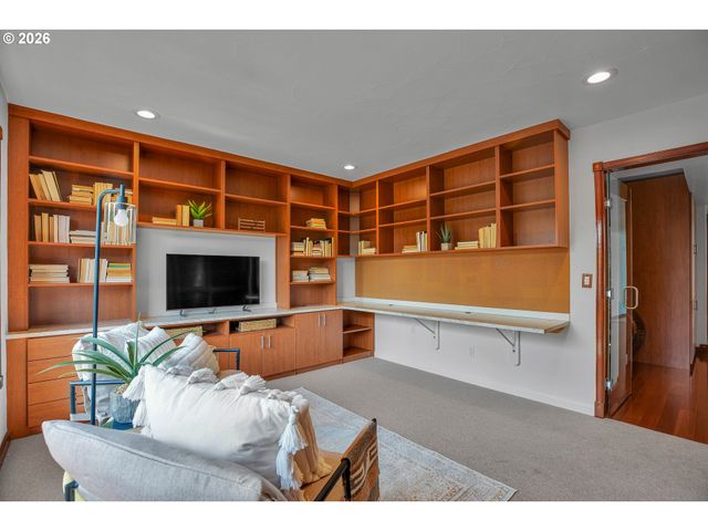 5672 S RIVERPOINT Ln, Portland, OR 97239