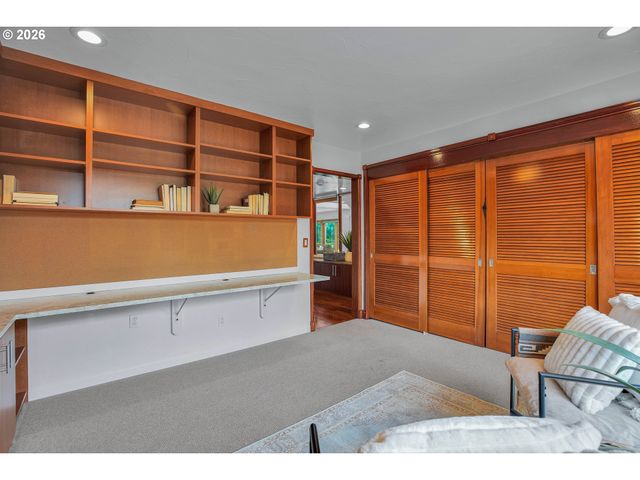 5672 S RIVERPOINT Ln, Portland, OR 97239