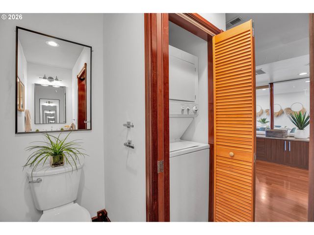 5672 S RIVERPOINT Ln, Portland, OR 97239