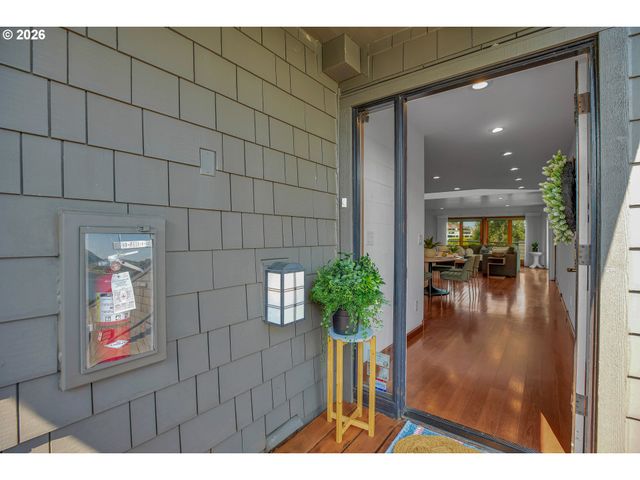 5672 S RIVERPOINT Ln, Portland, OR 97239
