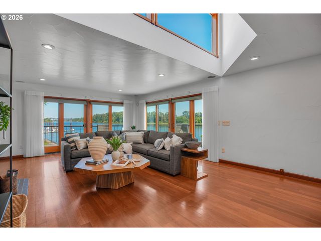 5672 S RIVERPOINT Ln, Portland, OR 97239