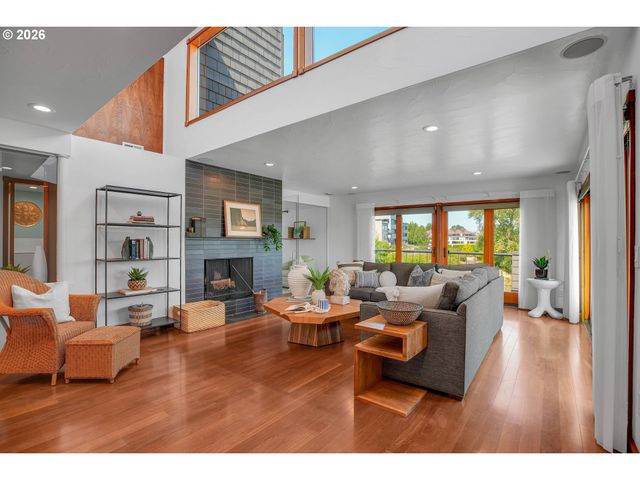 5672 S RIVERPOINT Ln, Portland, OR 97239