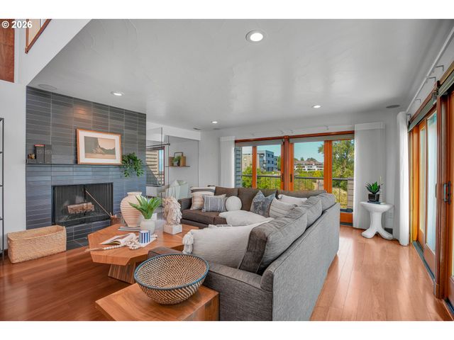 5672 S RIVERPOINT Ln, Portland, OR 97239