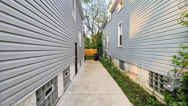 2520 Seyburn Street, Detroit, MI 48214