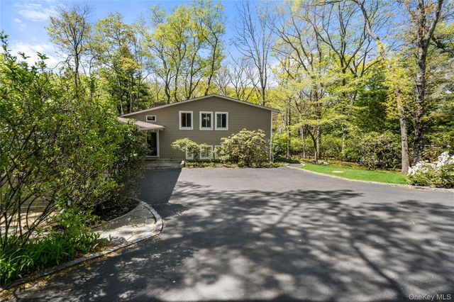 6 Split Oak Drive, East Norwich, NY 11732