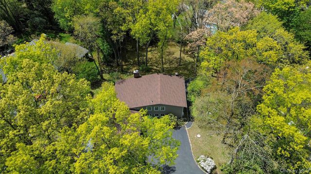 6 Split Oak Drive, East Norwich, NY 11732