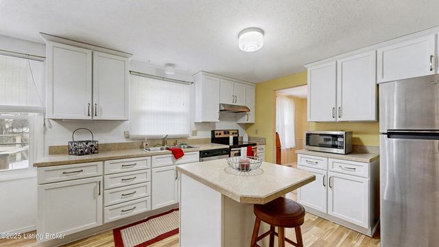 6504 Mandeville Rd, Louisville, KY 40228