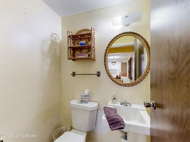 6504 Mandeville Rd, Louisville, KY 40228