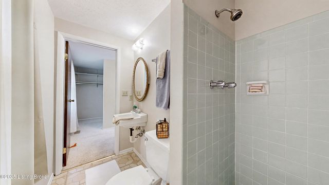 6504 Mandeville Rd, Louisville, KY 40228