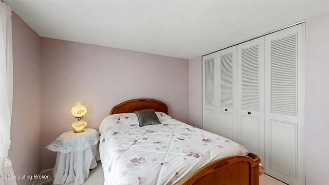 6504 Mandeville Rd, Louisville, KY 40228