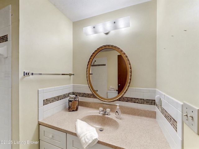 6504 Mandeville Rd, Louisville, KY 40228