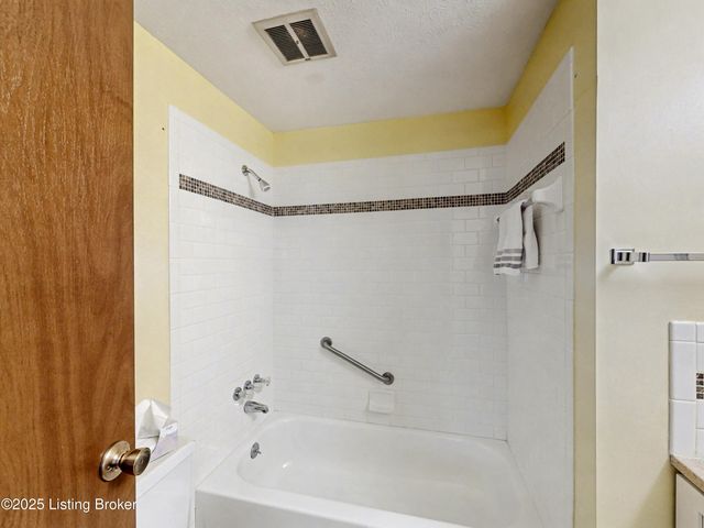 6504 Mandeville Rd, Louisville, KY 40228