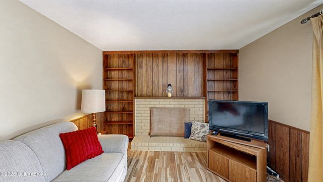 6504 Mandeville Rd, Louisville, KY 40228