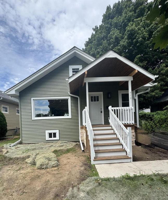 910 76th STREET, Kenosha, WI 53143