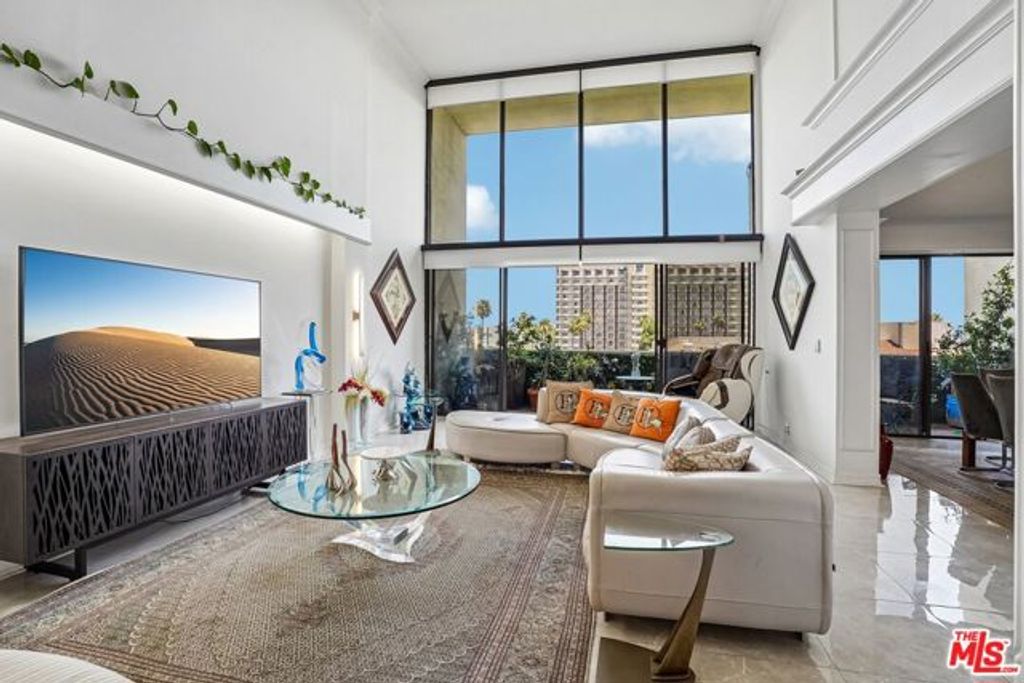 325 N Oakhurst Drive PH2, Beverly Hills, CA 90210