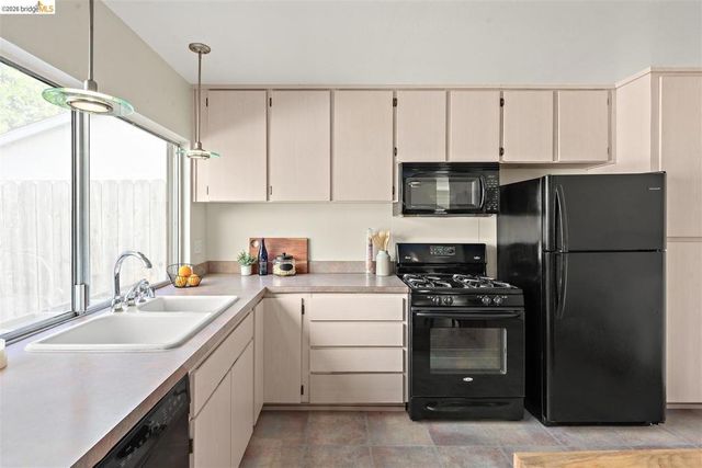 1144 Parkridge Dr, Richmond, CA 94803