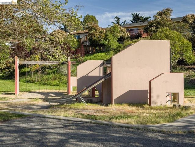 1144 Parkridge Dr, Richmond, CA 94803