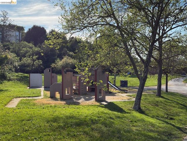 1144 Parkridge Dr, Richmond, CA 94803