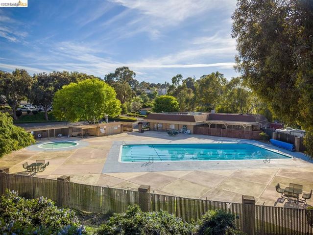 1144 Parkridge Dr, Richmond, CA 94803