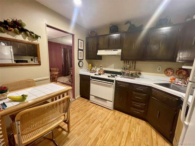 77 Parkside Drive, Suffern, NY 10901