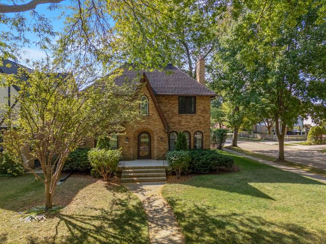 4685 N Woodburn STREET, Whitefish Bay, WI 53211