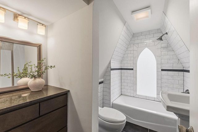 4685 N Woodburn STREET, Whitefish Bay, WI 53211