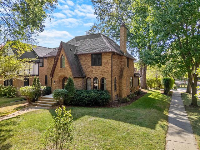 4685 N Woodburn STREET, Whitefish Bay, WI 53211