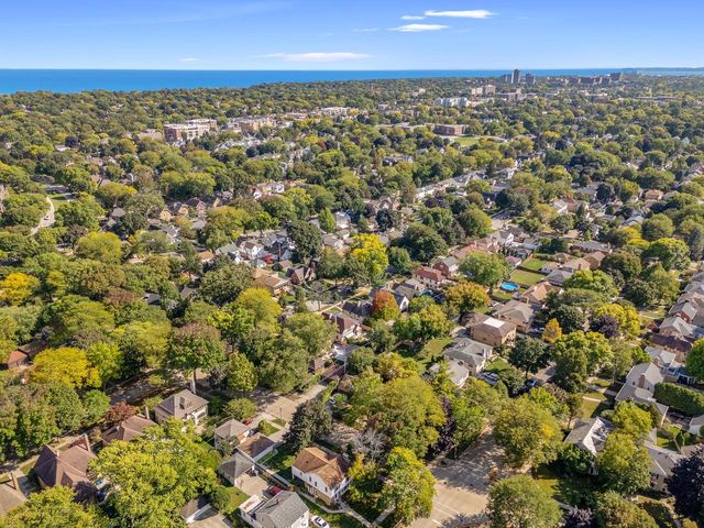 4685 N Woodburn STREET, Whitefish Bay, WI 53211