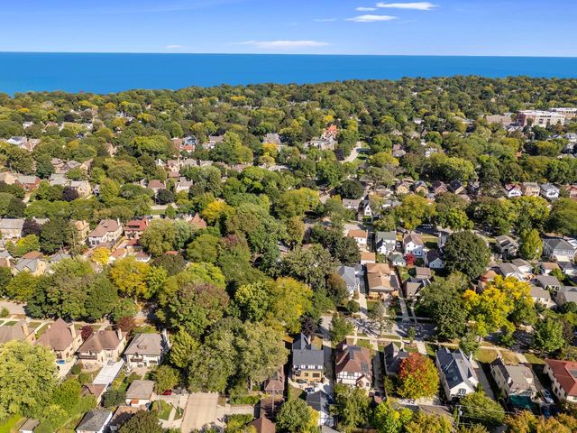 4685 N Woodburn STREET, Whitefish Bay, WI 53211
