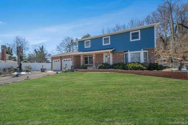 3 New Jersey Court, Dix Hills, NY 11746