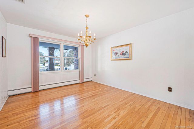 3 New Jersey Court, Dix Hills, NY 11746