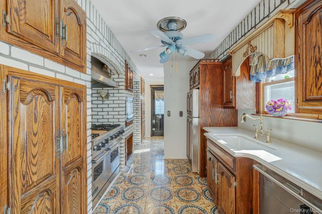 3 New Jersey Court, Dix Hills, NY 11746