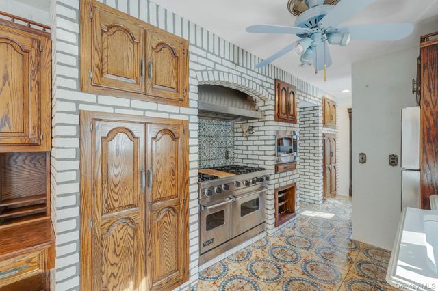 3 New Jersey Court, Dix Hills, NY 11746