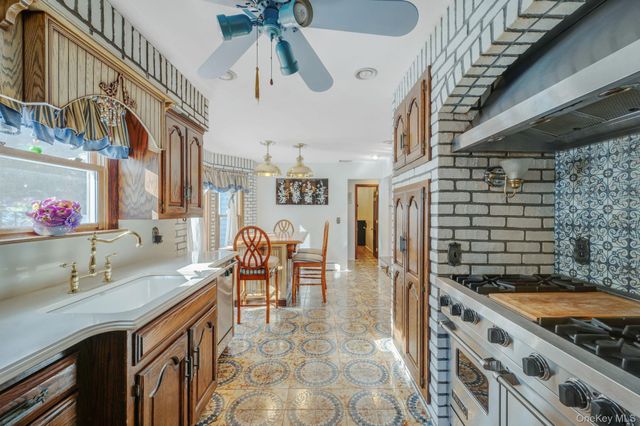 3 New Jersey Court, Dix Hills, NY 11746