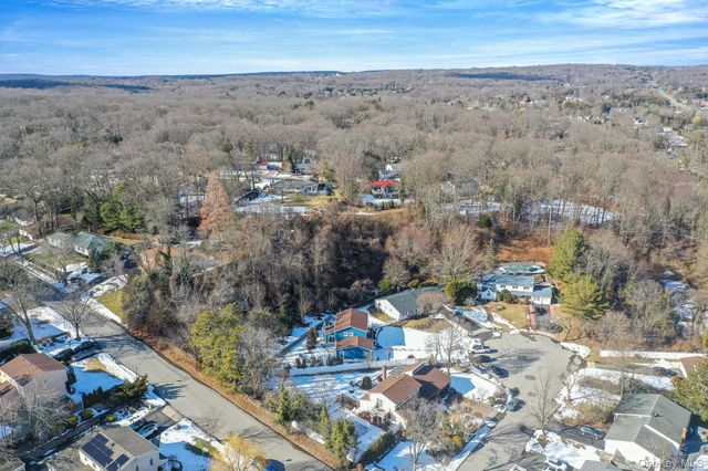 3 New Jersey Court, Dix Hills, NY 11746