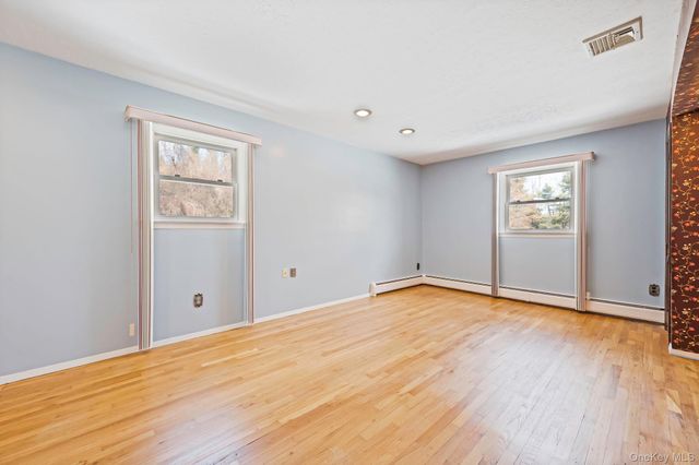 3 New Jersey Court, Dix Hills, NY 11746