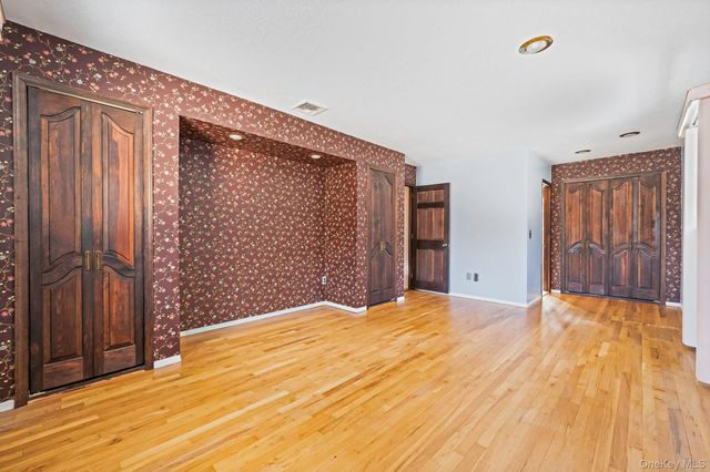 3 New Jersey Court, Dix Hills, NY 11746