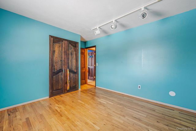 3 New Jersey Court, Dix Hills, NY 11746