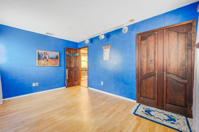 3 New Jersey Court, Dix Hills, NY 11746