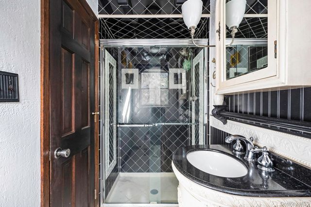 3 New Jersey Court, Dix Hills, NY 11746