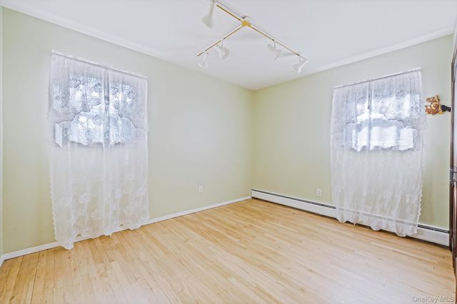 3 New Jersey Court, Dix Hills, NY 11746