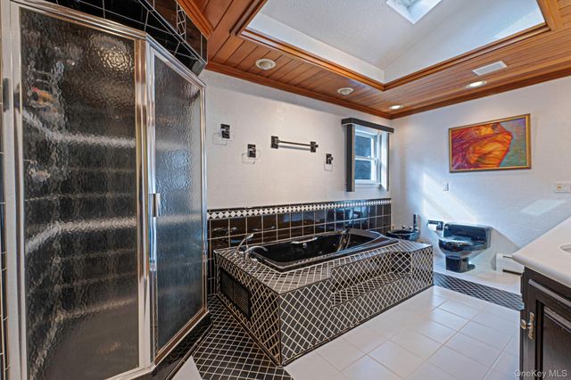 3 New Jersey Court, Dix Hills, NY 11746