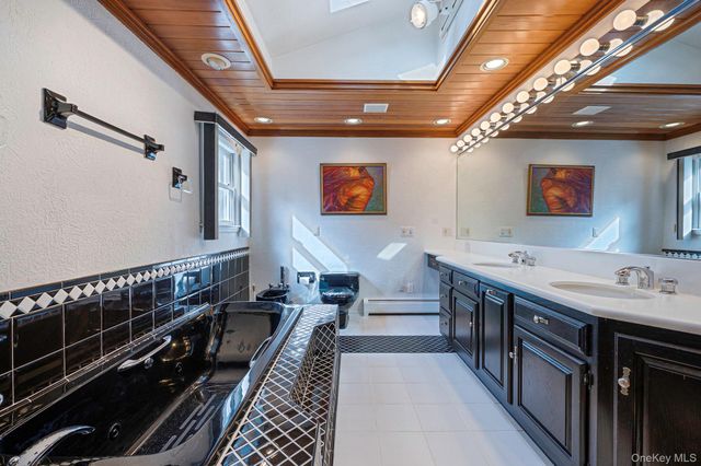 3 New Jersey Court, Dix Hills, NY 11746