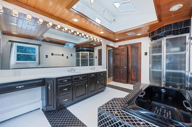 3 New Jersey Court, Dix Hills, NY 11746