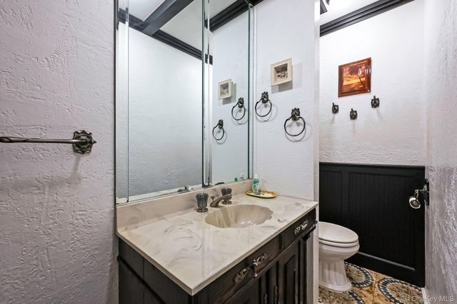 3 New Jersey Court, Dix Hills, NY 11746