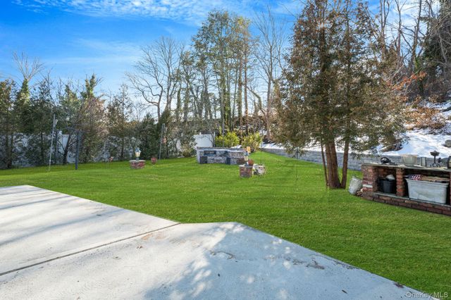 3 New Jersey Court, Dix Hills, NY 11746