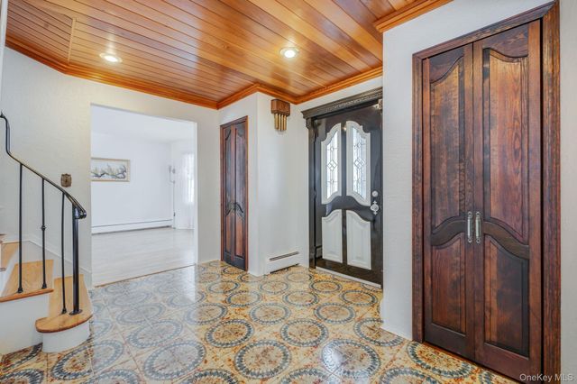 3 New Jersey Court, Dix Hills, NY 11746