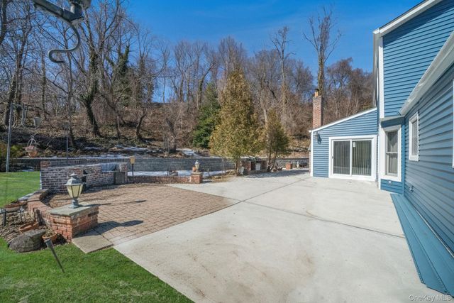 3 New Jersey Court, Dix Hills, NY 11746