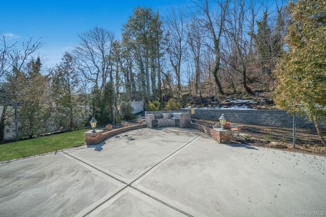 3 New Jersey Court, Dix Hills, NY 11746